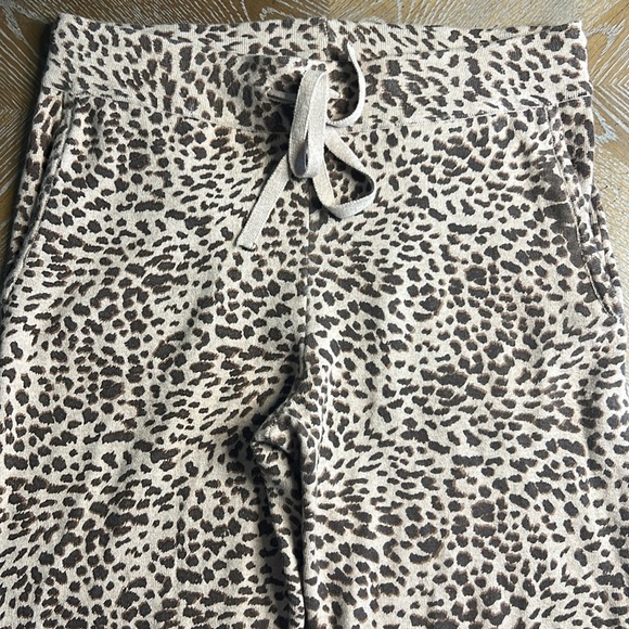 MONROW Leopard Movement Jogger in Ice Coffee XS - Picture 6 of 13